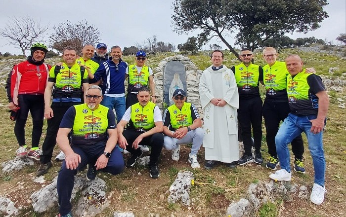 ROCCASECCA, INAUGURATA LA CAPPELLETTA DELLA MADONNA DEL BUON CAMMINO NEI PRESSI DELLA BIG BENCH DI MONTE CAMARDA